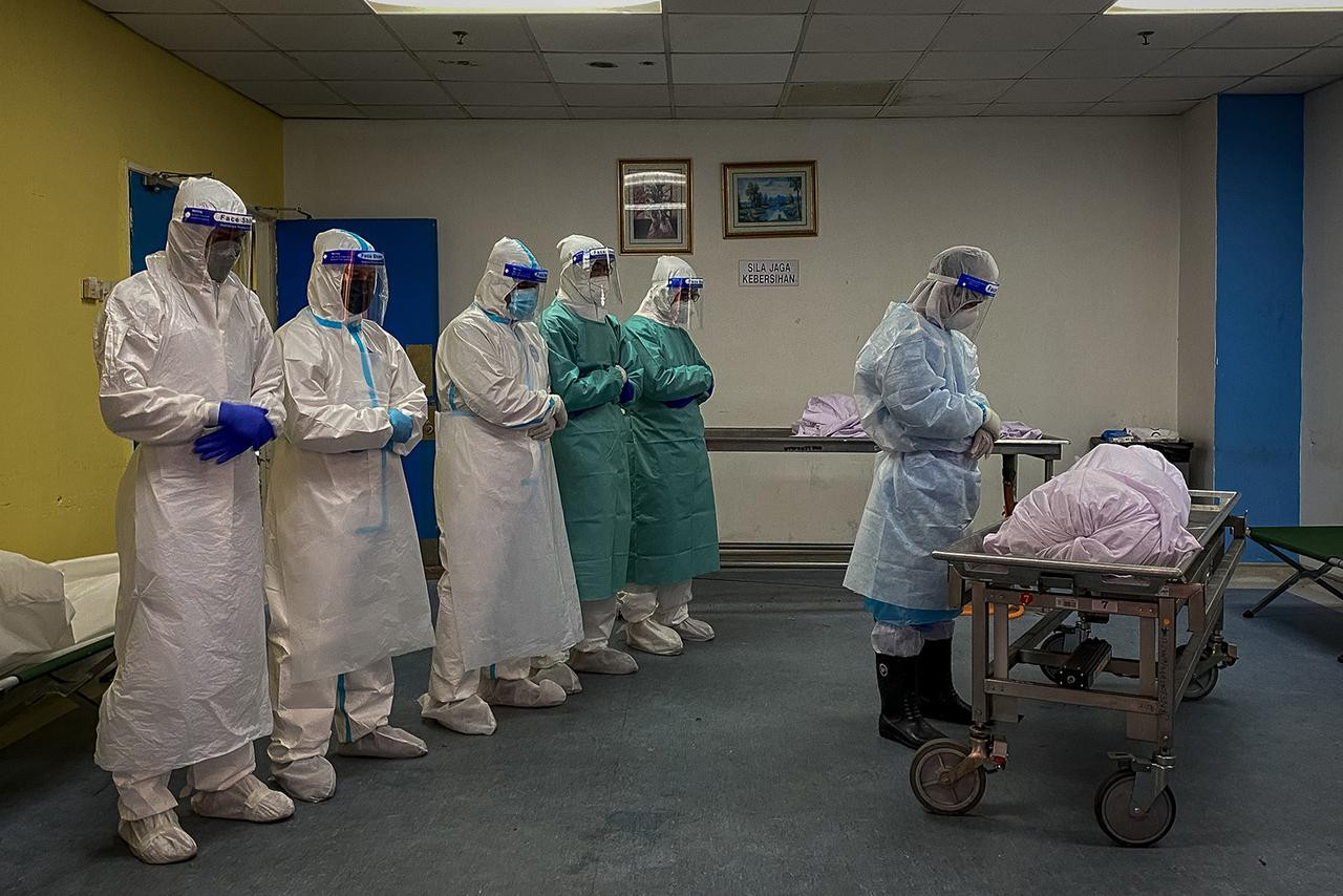 Các nhân viên y tế cầu nguyện cho bệnh nhân qua đời vì COVID-19. Ảnh: Straitstimes Các nhân viên y tế cầu nguyện cho bệnh nhân qua đời vì COVID-19. Ảnh: Straitstimes