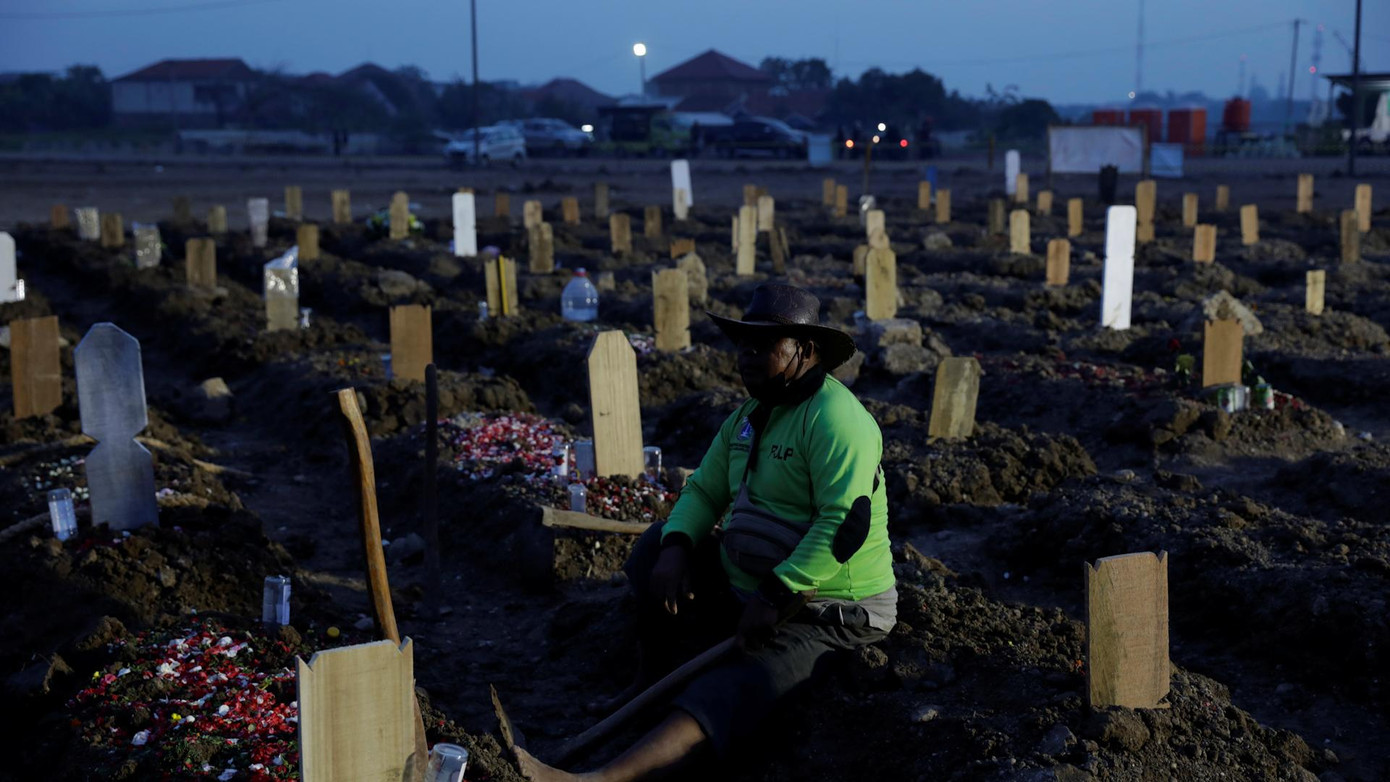 Các nhân viên dịch vụ tang lễ kiệt sức vì quá tải. Ảnh: CGTN Các nhân viên dịch vụ tang lễ kiệt sức vì quá tải. Ảnh: CGTN