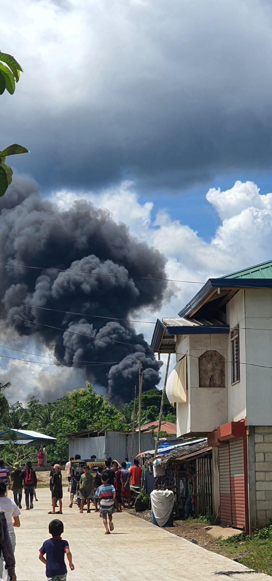 Chiếc máy bay rơi xuống gần khu dân cư. Ảnh: Reuters