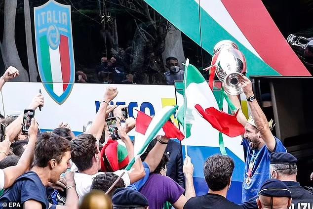 Việc ba cầu thủ người Anh - Marcus Rashford, Jadon Sancho và Bukayo Saka - sút hỏng quả luân lưu đã mang về chiến thắng cho đội tuyển Italia trong trận chung kết Euro 2020 diễn ra tối 11/7 (giờ Anh). Việc ba cầu thủ người Anh - Marcus Rashford, Jadon Sancho và Bukayo Saka - sút hỏng quả luân lưu đã mang về chiến thắng cho đội tuyển Italia trong trận chung kết Euro 2020 diễn ra tối 11/7 (giờ Anh).