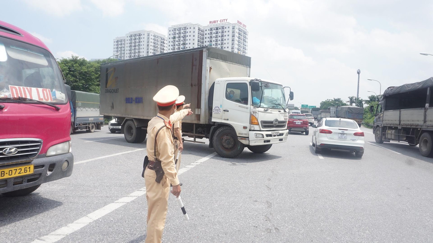 Nhiều tài xế không nắm được thông tin cấm phương tiện vào thành phố từ 6h sáng 24/7 Nhiều tài xế không nắm được thông tin cấm phương tiện vào thành phố từ 6h sáng 24/7