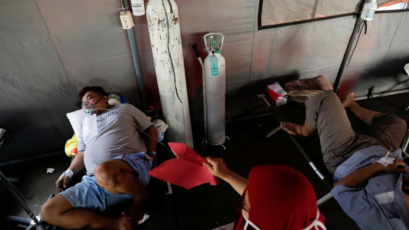 Nhiều bệnh viện phải dựng lều để điều trị tạm thời cho các bệnh nhân COVID-19. Ảnh: CGTN Nhiều bệnh viện phải dựng lều để điều trị tạm thời cho các bệnh nhân COVID-19. Ảnh: CGTN