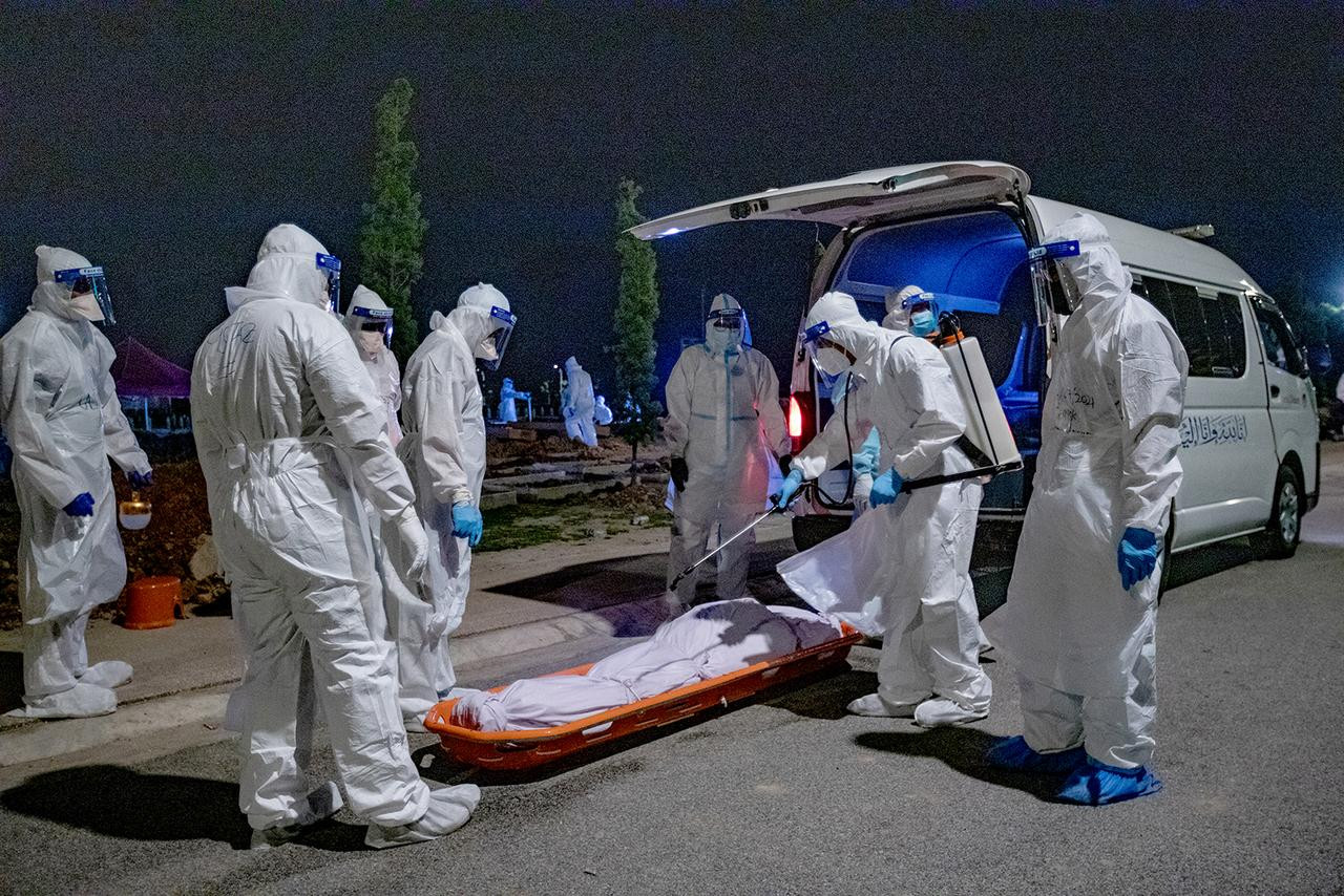 Thi thể bệnh nhân COVID-19 được phun thuốc khử trùng. Ảnh: Straitstimes Thi thể bệnh nhân COVID-19 được phun thuốc khử trùng. Ảnh: Straitstimes