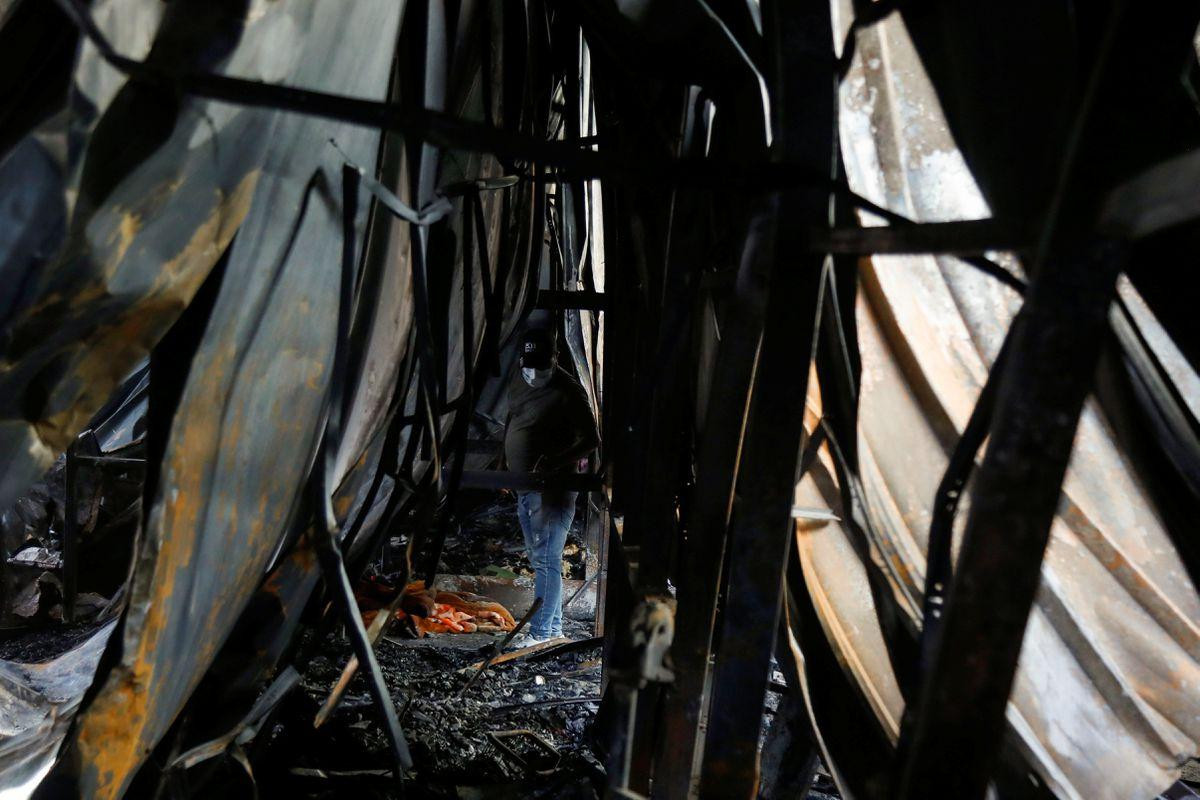 Hộp sọ bị cháy đen của một nữ bệnh nhân đã được tìm thấy. Các thi thể phủ khăn trắng nằm la liệt bên ngoài bệnh viện.