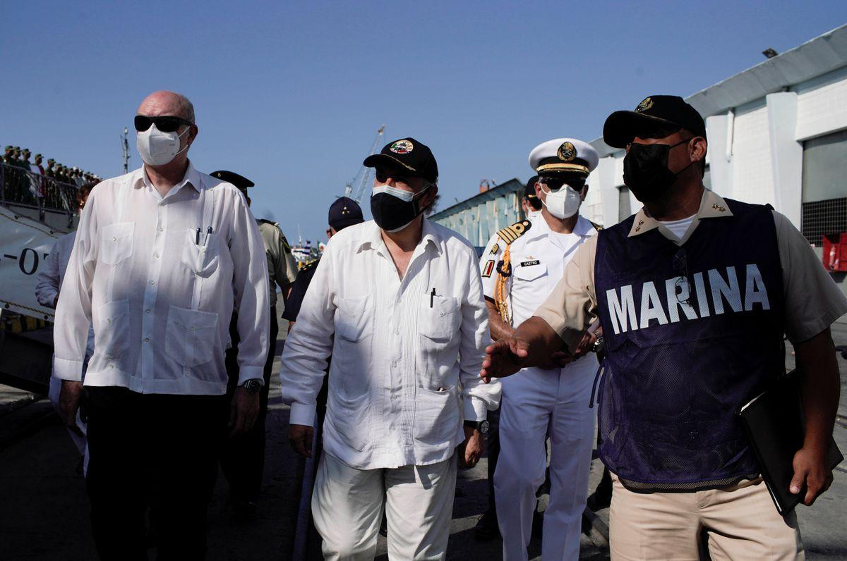 Bộ trưởng Ngoại thương và Đầu tư nước ngoài của Cuba - Rodrigo Malmierca (trái) tại cảng Havana. Ảnh: Reuters Bộ trưởng Ngoại thương và Đầu tư nước ngoài của Cuba - Rodrigo Malmierca (trái) tại cảng Havana. Ảnh: Reuters