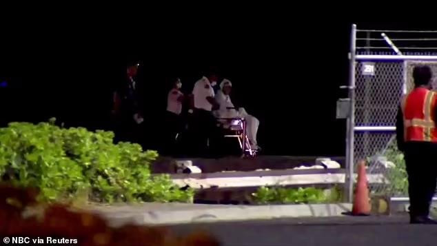 Một trong hai phi công được đưa đi cấp cứu. Ảnh: NBC