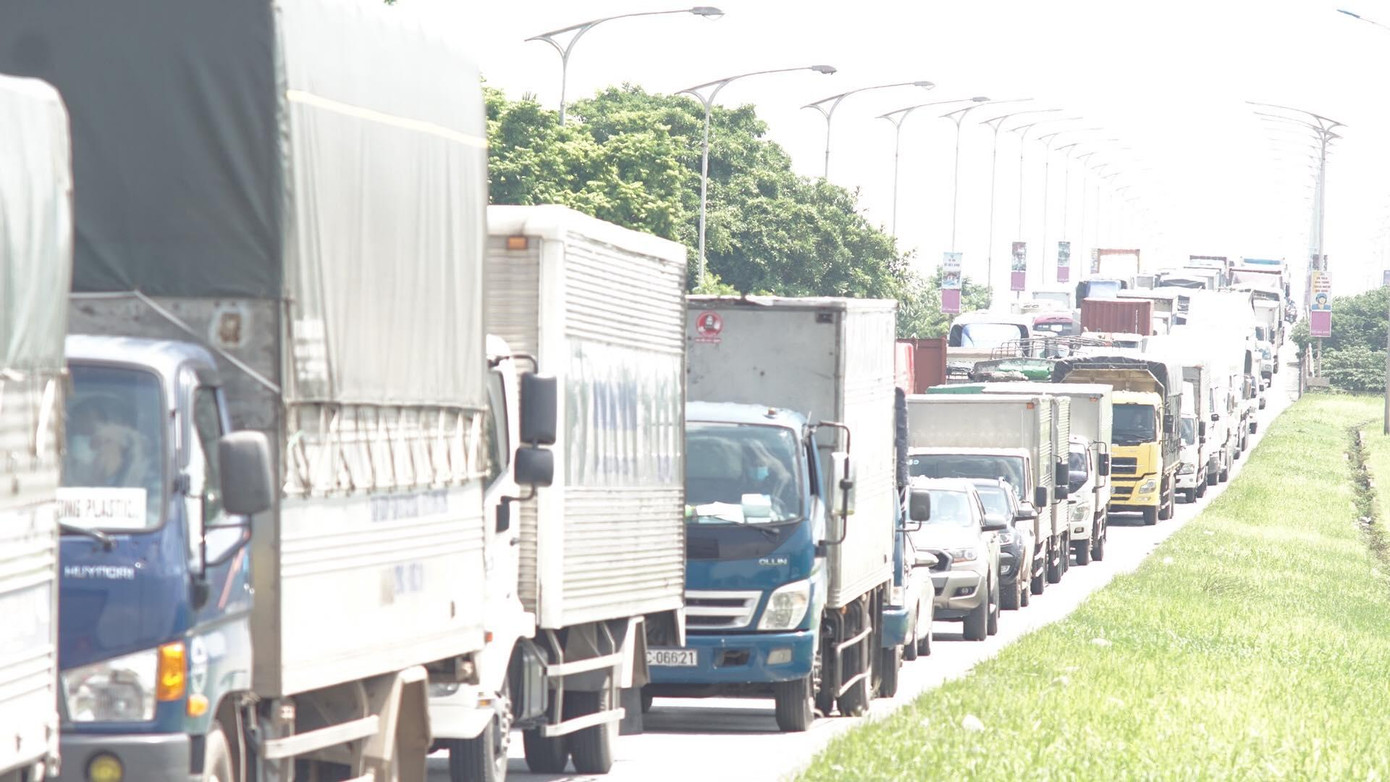 Cầu Phù Đổng vào trung tâm thành phố Hà Nội ùn tắc kéo dài 3-4km. Cầu Phù Đổng vào trung tâm thành phố Hà Nội ùn tắc kéo dài 3-4km.