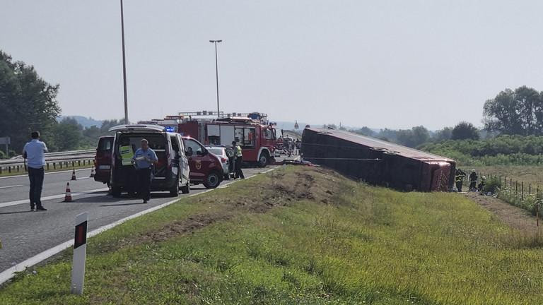 Tuyến đường nơi xảy ra vụ tai nạn đã bị phong toả cho đến khi chiếc xe buýt được đưa đi nơi khác. Ảnh: Twitter Tuyến đường nơi xảy ra vụ tai nạn đã bị phong toả cho đến khi chiếc xe buýt được đưa đi nơi khác. Ảnh: Twitter