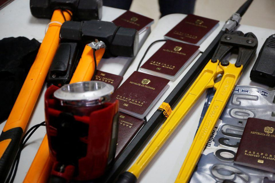 Các tang vật của vụ án, bao gồm hàng chục cuốn hộ chiếu Colombia. Ảnh: Reuters