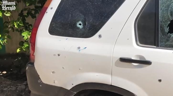 Chiếc xe trúng đạn lỗ chỗ tại hiện trường. Ảnh: Miami Herald Chiếc xe trúng đạn lỗ chỗ tại hiện trường. Ảnh: Miami Herald