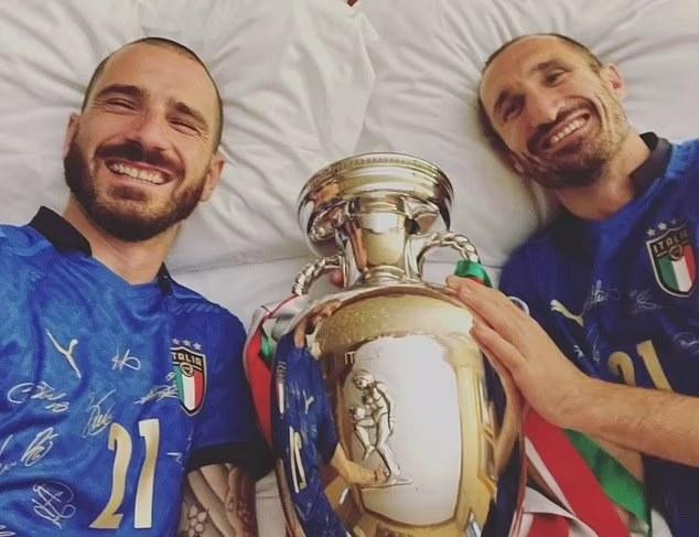 Chức vô địch lịch sử giúp đội tuyển Italia nhận được 10 triệu Euro tiền thưởng. Cộng thêm các khoản thưởng lũy kế trên hành trình vào đến chung kết, đội bóng thiên thanh đã bỏ túi 34 triệu Euro ở kỳ Euro 2020, mức thưởng cao nhất từ trước tới nay. Chức vô địch lịch sử giúp đội tuyển Italia nhận được 10 triệu Euro tiền thưởng. Cộng thêm các khoản thưởng lũy kế trên hành trình vào đến chung kết, đội bóng thiên thanh đã bỏ túi 34 triệu Euro ở kỳ Euro 2020, mức thưởng cao nhất từ trước tới nay.