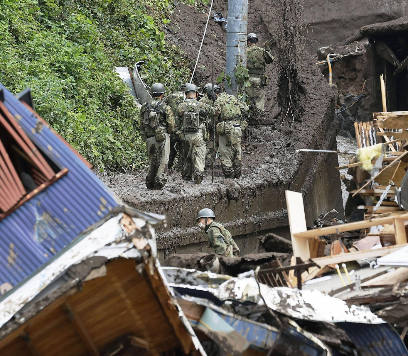 Lực lượng cứu hộ chạy đua với thời gian. Ảnh: Kyodo News Lực lượng cứu hộ chạy đua với thời gian. Ảnh: Kyodo News