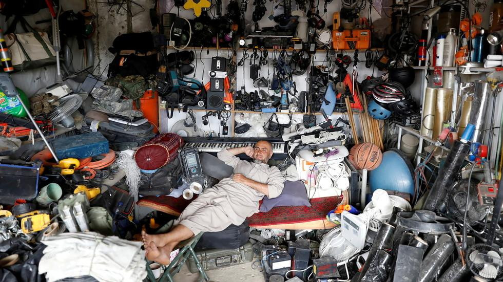 Người đàn ông Afghanistan bán những món đồ "mót" được từ căn cứ Bagram. Ảnh: Reuters Người đàn ông Afghanistan bán những món đồ "mót" được từ căn cứ Bagram. Ảnh: Reuters