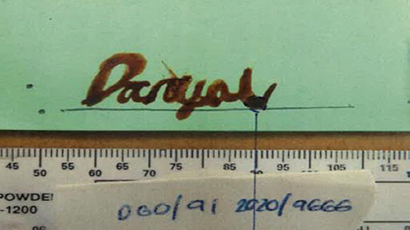 Chữ ký bằng máu của Hussein. Ảnh: Sky News Chữ ký bằng máu của Hussein. Ảnh: Sky News