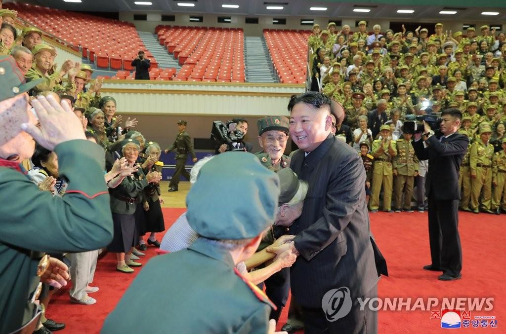 Hình ảnh từ một sự kiện khác cho thấy bộ quần áo của ông Kim Jong-un rộng hơn trước nhiều. Ảnh: Yonhap Hình ảnh từ một sự kiện khác cho thấy bộ quần áo của ông Kim Jong-un rộng hơn trước nhiều. Ảnh: Yonhap