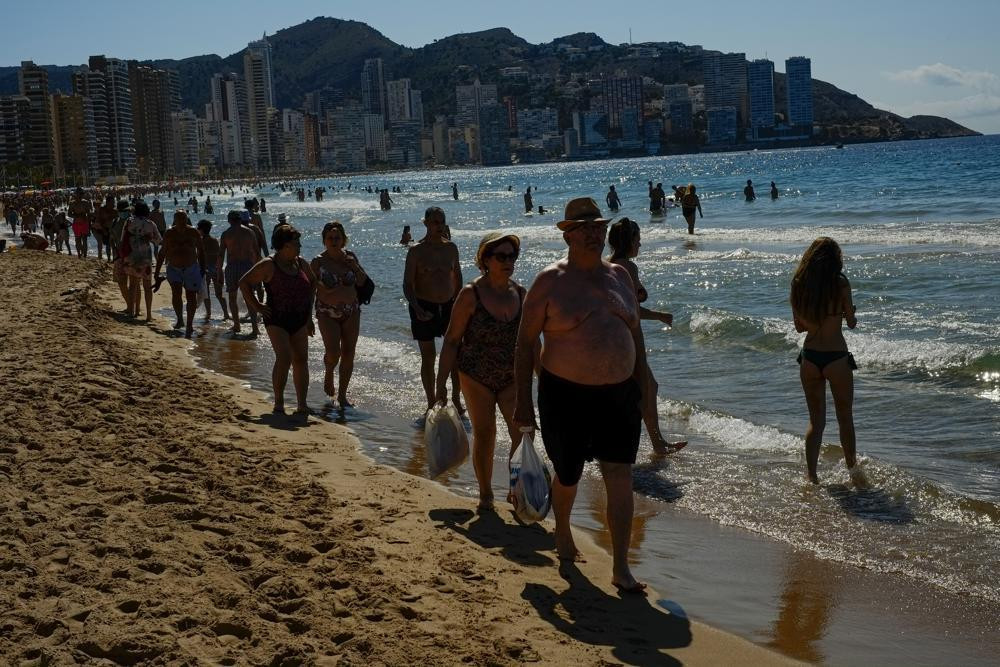 Người dân Tây Ban Nha đi tắm biển. Ảnh: AP Người dân Tây Ban Nha đi tắm biển. Ảnh: AP