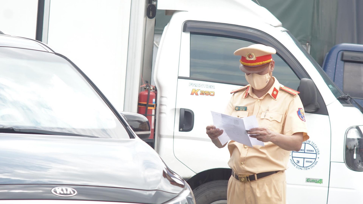 100% phương tiện phải quay đầu xe tại chốt kiểm dịch, trừ xe "luồng xanh" 100% phương tiện phải quay đầu xe tại chốt kiểm dịch, trừ xe "luồng xanh"