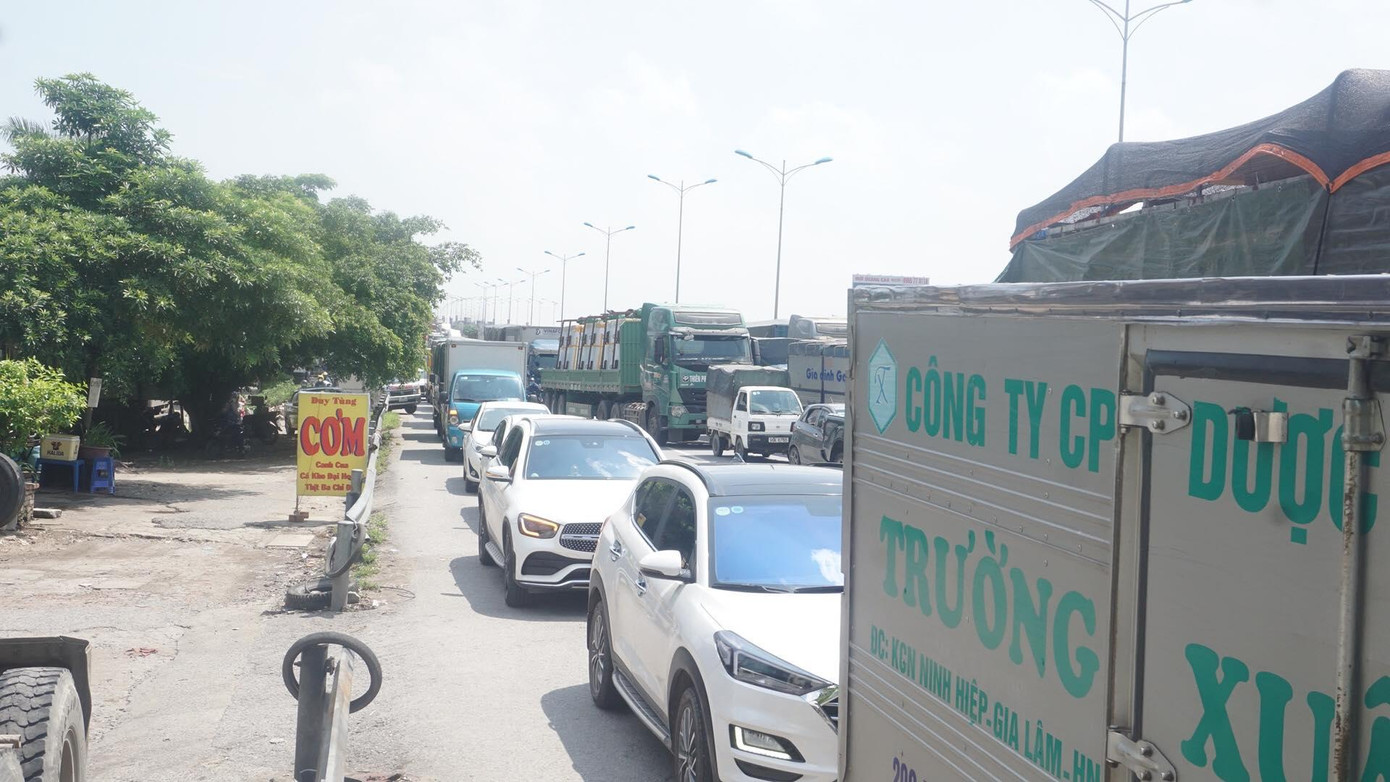 Xe ô tô nuối đuôi nhau phơi nắng chờ quay đầu tại chốt kiểm dịch vào TP Hà Nội Xe ô tô nuối đuôi nhau phơi nắng chờ quay đầu tại chốt kiểm dịch vào TP Hà Nội