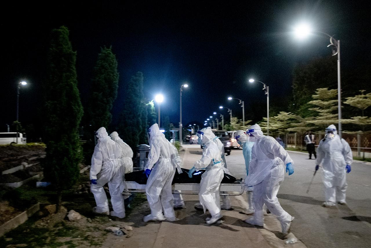 Nhân viên tang lễ đưa thi thể bệnh nhân đi chôn. Ảnh: Straitstimes Nhân viên tang lễ đưa thi thể bệnh nhân đi chôn. Ảnh: Straitstimes