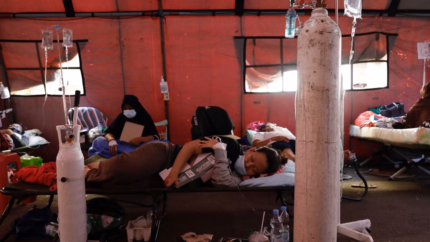 Bệnh viện Indonesia quá tải, phải dựng lều để làm chỗ nghỉ cho bệnh nhân. Ảnh: CGTN