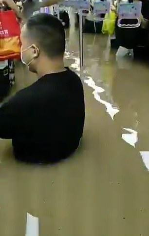 Các hành khách mắc kẹt trong toa tàu điện ngầm. Ảnh chụp màn hình Các hành khách mắc kẹt trong toa tàu điện ngầm. Ảnh chụp màn hình