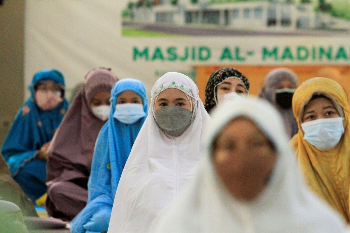 Trong một đền thờ ở Bogor. Ảnh: Reuters