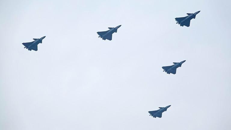 J-20 là máy bay chiến đấu thế hệ 5 được Trung Quốc tự sản xuất. Tiêm kích tàng hình này được đưa vào phục vụ trong quân đội Trung Quốc từ tháng 3/2017.