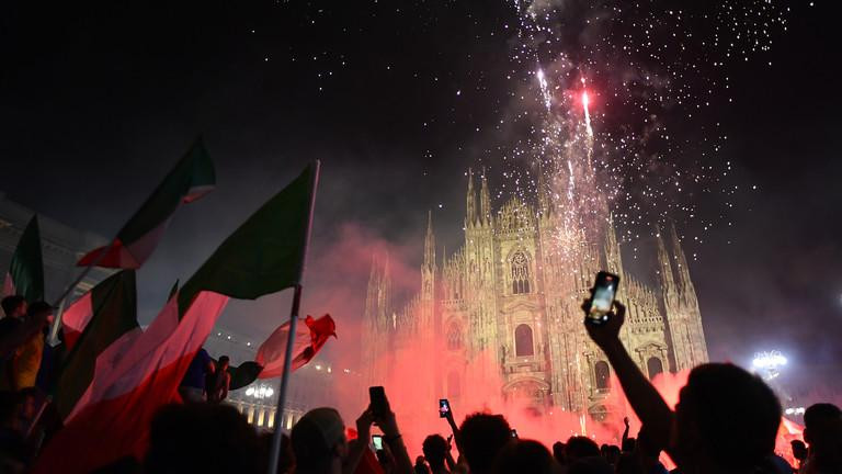 Không khí chiến thắng ở Milan. Ảnh: Reuters