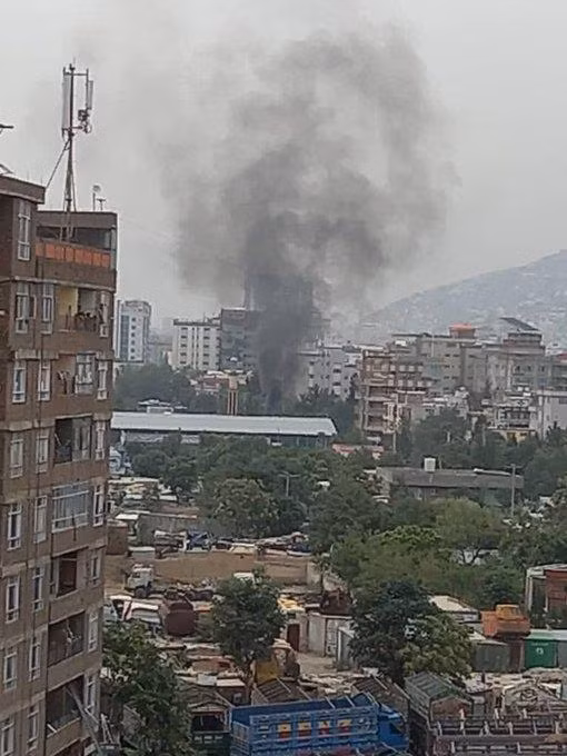 Khói đen bốc lên từ trung tâm thủ đô Kabul. Ảnh: Twitter Khói đen bốc lên từ trung tâm thủ đô Kabul. Ảnh: Twitter