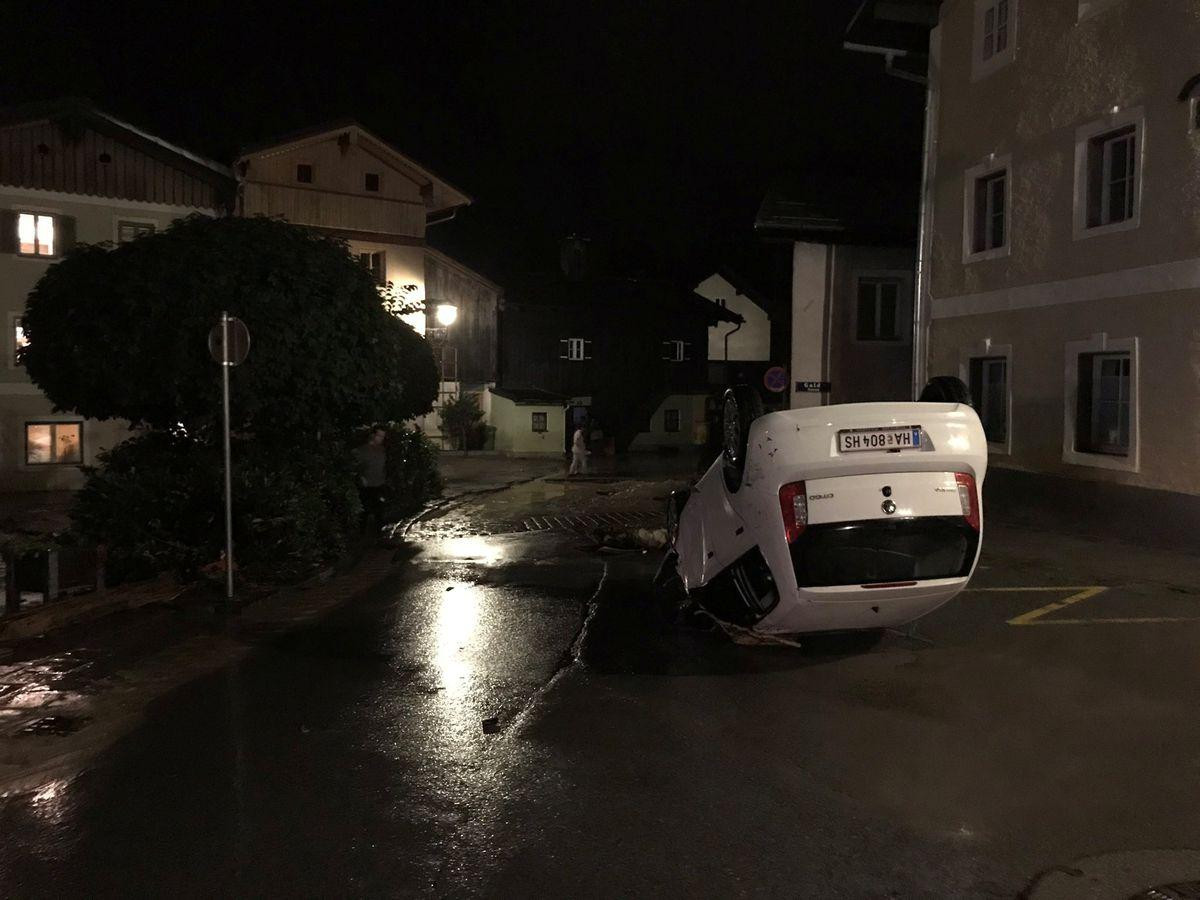 Xe hơi bị lật ở Hallein (Áo). Ảnh: Reuters Xe hơi bị lật ở Hallein (Áo). Ảnh: Reuters