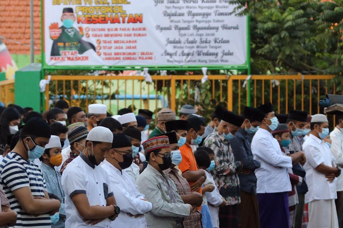 Người dân cầu nguyện trên phố ở Surabaya (Tây Java). Ảnh: Reuters