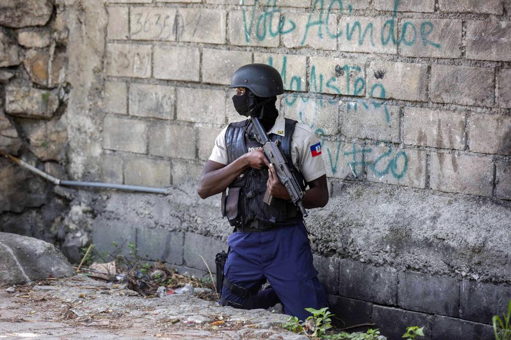 Lực lượng an ninh canh gác quanh hiện trường vụ ám sát ông Moise. Ảnh: AP Lực lượng an ninh canh gác quanh hiện trường vụ ám sát ông Moise. Ảnh: AP