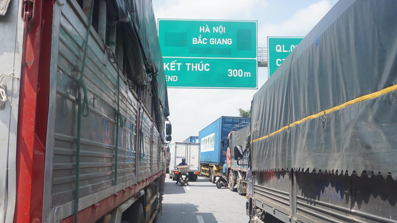 Không chỉ ô tô mà cả xe máy cũng phải quay đầu Không chỉ ô tô mà cả xe máy cũng phải quay đầu