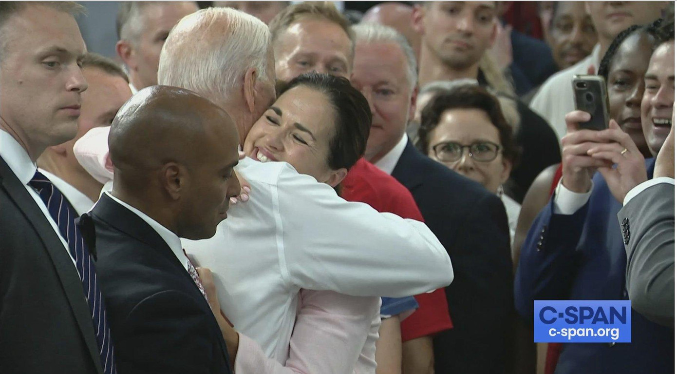 Ông Biden không đeo khẩu trang, vô tư trò chuyện dù đứng giữa đông người. Ảnh: Twitter Ông Biden không đeo khẩu trang, vô tư trò chuyện dù đứng giữa đông người. Ảnh: Twitter