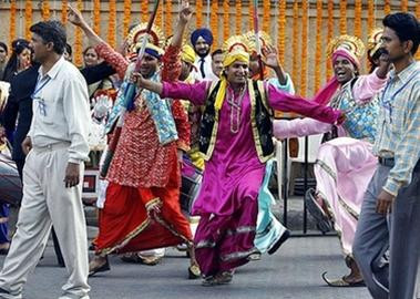 Trang phục vương giả của chú rể Chú rể và cô dâu qua cửa kính ô tô Cô dâu Aishwarya Rai - Hoa hậu thế giới năm 1994 Chiếc xe kết đầy hoa Công chúng đón chào chú rể Nhảy múa chào mừng trước nhà chú rể Đúng như một ông hoàng