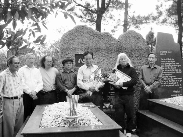 Trao giải thưởng Phùng Quán tại mộ nhà văn. Từ trái qua: Nhà văn Nguyễn Quang Hà, nhà thơ Nguyễn Khoa Điềm, họa sĩ Đặng Mậu Tựu, nhà thơ Ngô Minh, Tô Nhuận Vỹ, Nhất Lâm, Nguyễn Khắc Phê
