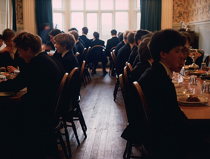 Trường tuyển các nam sinh trong độ tuổi từ 13-18. Cách giảng dạy của trường là để học trò được nói lên ý kiến riêng của mình ở một mức độ nhất định. Các bạn trẻ cần phải có tư duy độc lập để sớm ý thức được vai trò lãnh đạo