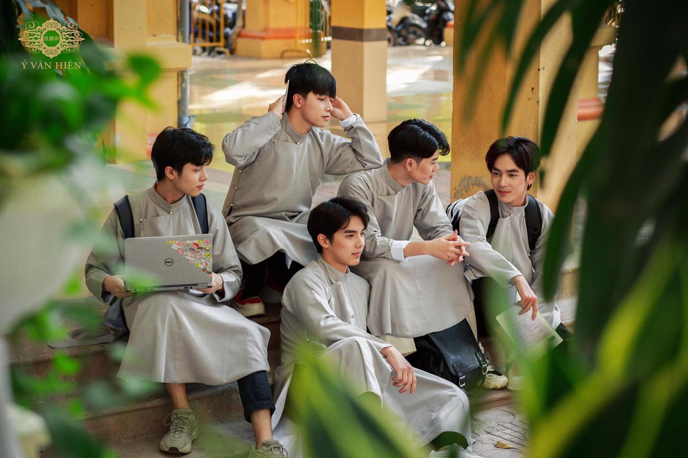 Ai bảo con trai mặc áo dài là không đẹp thì xem ngay bộ ảnh này, chắc chắn sẽ nghĩ khác! ảnh 1