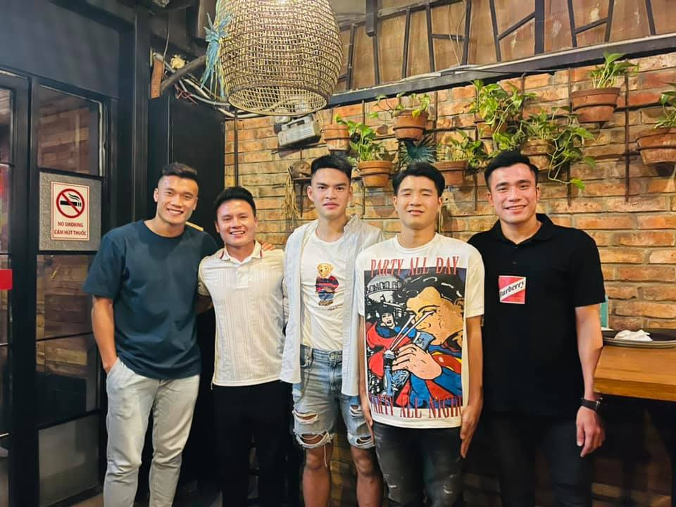 4 cầu thủ đỉnh đám tuyển Việt Nam chụp ảnh chung, Đức Chinh để lại bình luận “cười ngất“ ảnh 1