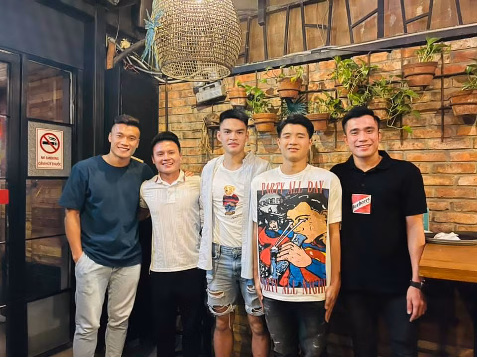 4 cầu thủ đỉnh đám tuyển Việt Nam chụp ảnh chung, Đức Chinh để lại bình luận “cười ngất“ ảnh 1