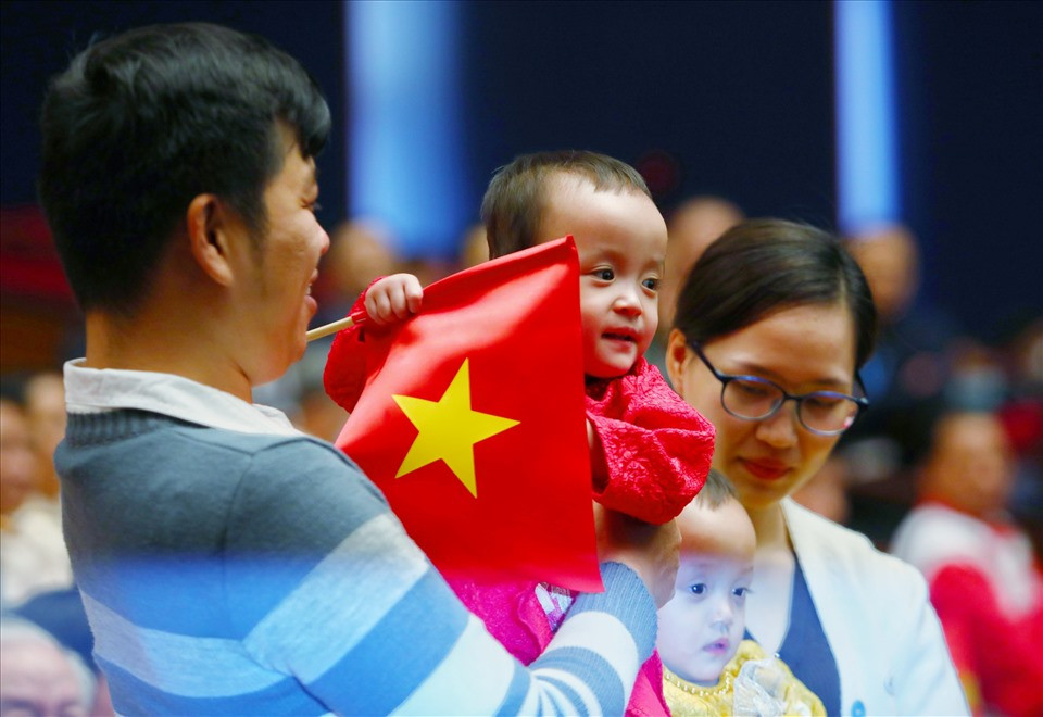 Cặp chị em sinh đôi Trúc Nhi - Diệu Nhi xuất hiện xúc động trong Đại hội Thi đua yêu nước ảnh 3