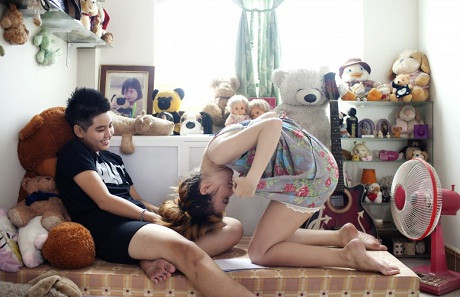 Ngân trêu chọc cô bạn gái Tsabelle về kiểu dáng đồ lót mà Tsabelle hay mặc. Họ đã ở bên nhau 4 năm