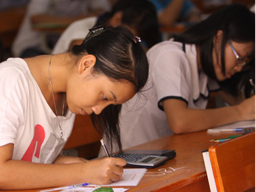 Trong ba túi bài thi ngẫu nhiên của Trường ĐH Kinh tế TP.HCM có khoảng 45% bài đạt điểm từ trung bình trở lên. Trong ảnh: thí sinh làm bài thi trong kỳ thi tuyển sinh vào trường này năm 2012. Ảnh: Như Hùng. Trong ba túi bài thi ngẫu nhiên của Trường ĐH Kinh tế TP.HCM có khoảng 45% bài đạt điểm từ trung bình trở lên. Trong ảnh: thí sinh làm bài thi trong kỳ thi tuyển sinh vào trường này năm 2012. Ảnh: Như Hùng