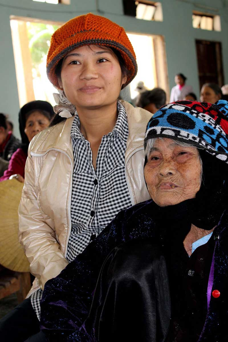 Bà Lê Thị Tường ở Thọ Xuân nhờ cháu đưa đi nhận quà