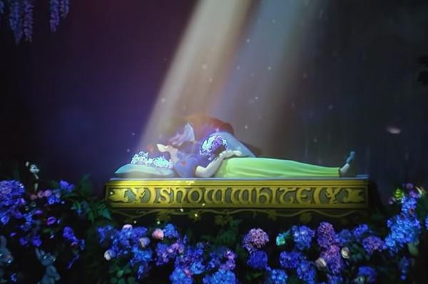 Cảnh hoàng tử hôn Bạch Tuyết bị chỉ trích dữ dội.