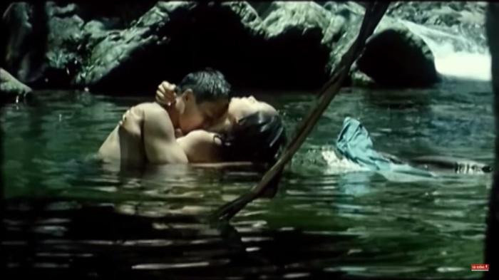 Nụ hôn táo bạo trong một cảnh nóng, gây tranh cãi một thời của phim Thung lũng hoang vắng.