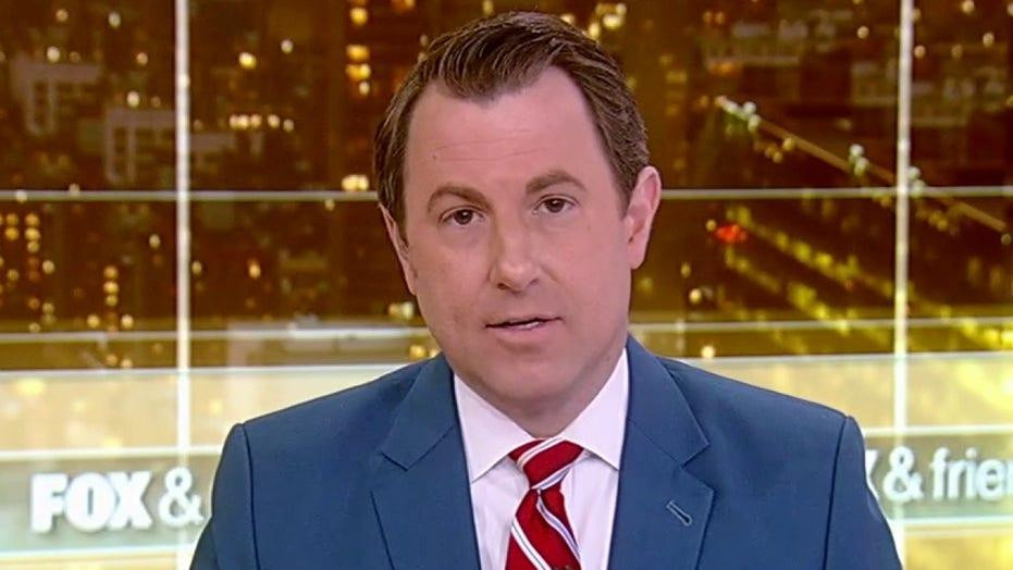 Todd Piro phẫn nộ trước những lời chỉ trích về nụ hôn giữa hai nhân vật hoạt hình.