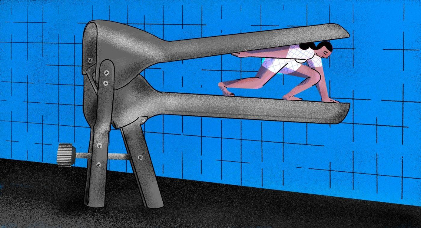 Người phụ nữ trong "gọng kìm" của bác sĩ phụ khoa, hình ảnh hài hước trên báo Mỹ.