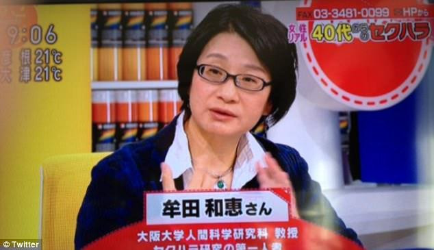 Giáo sư Kazue Muta khẳng định những câu chuyện cổ tích ''cổ vũ bạo lực tình dục'' do các hoàng tử hôn công chúa mà không có sự đồng ý.