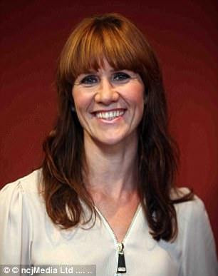 Sarah Hall cho rằng những câu chuyện cổ tích truyền thông điệp tình dục không phù hợp cho trẻ nhỏ.